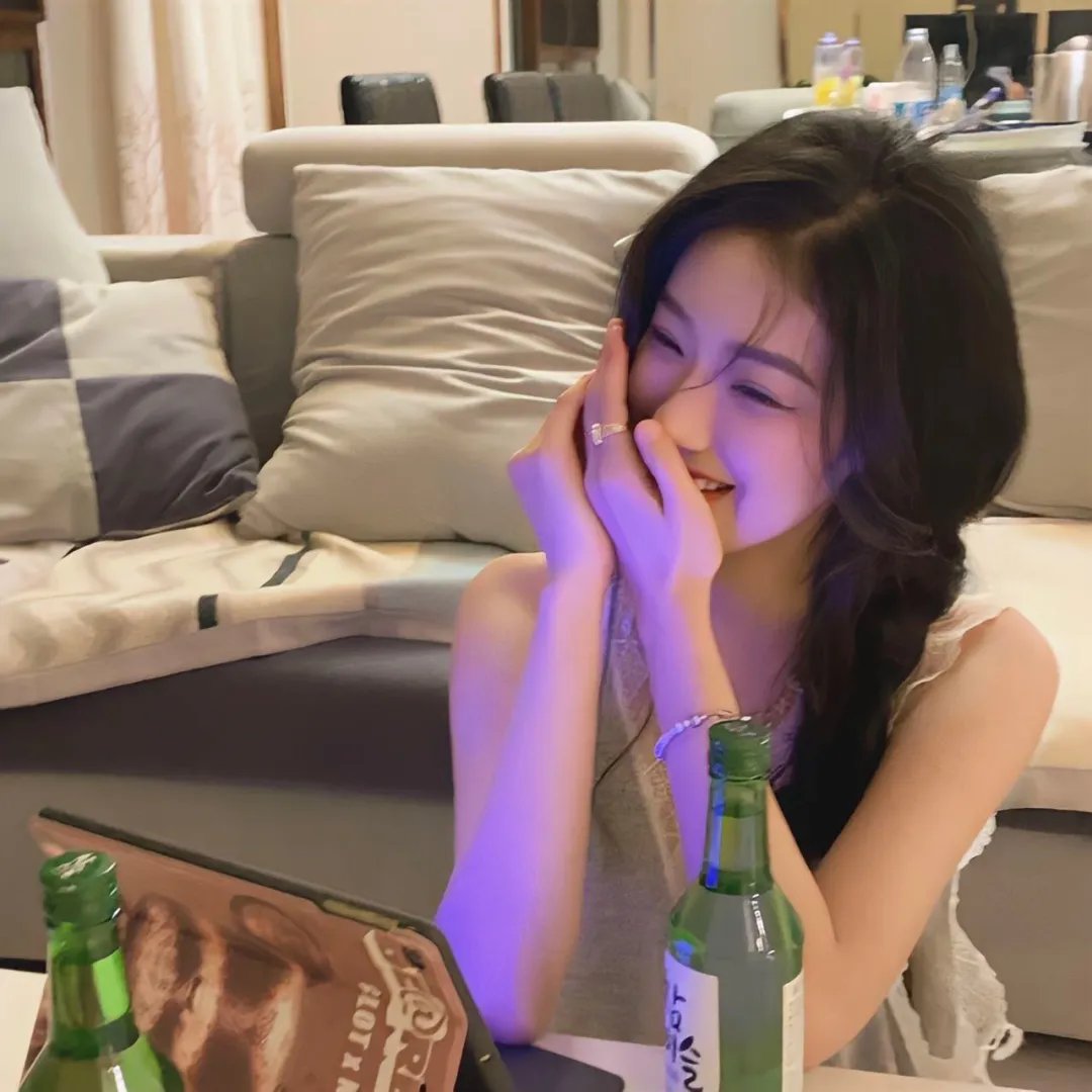 老艺术家孙女豪车代步炫富，被批炫富，一夜之间引热议